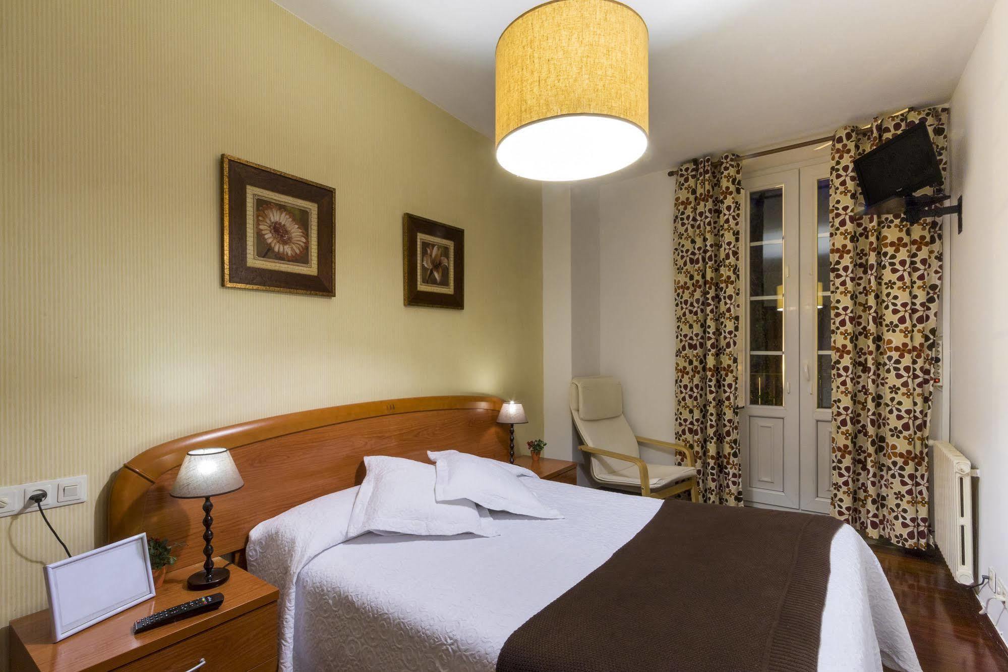 Hostal La Carballinesa サンティアゴ・デ・コンポステーラ エクステリア 写真