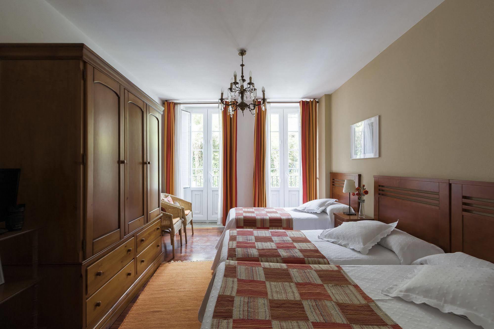 Hostal La Carballinesa サンティアゴ・デ・コンポステーラ エクステリア 写真