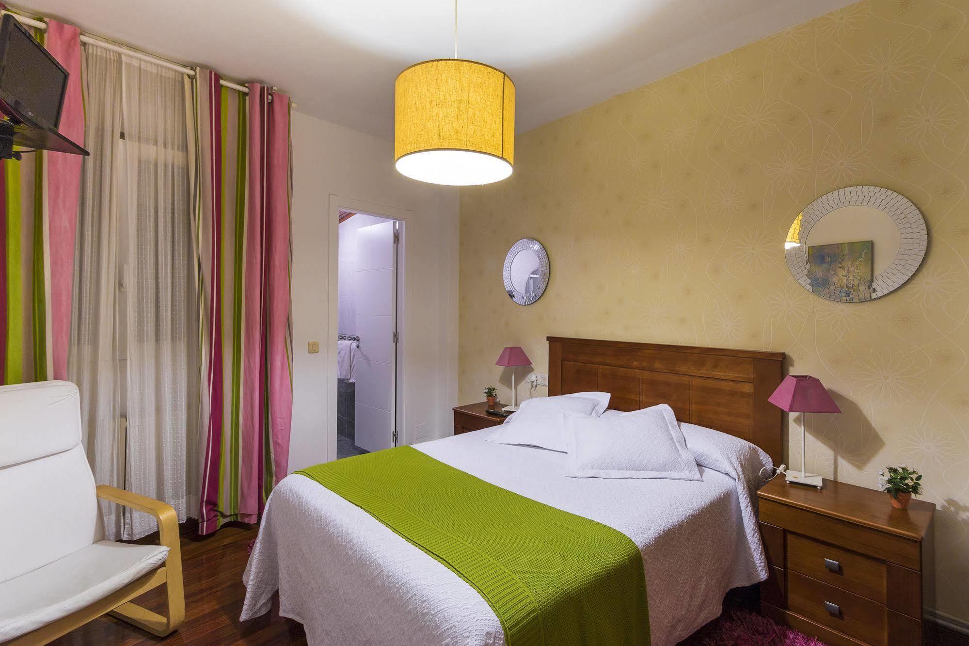Hostal La Carballinesa サンティアゴ・デ・コンポステーラ エクステリア 写真