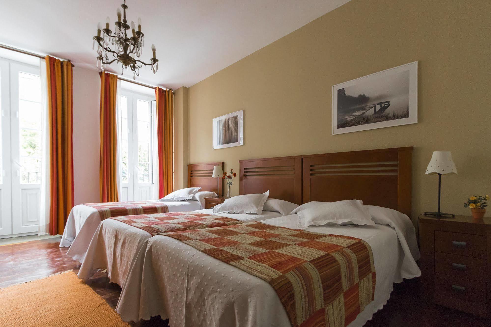Hostal La Carballinesa サンティアゴ・デ・コンポステーラ エクステリア 写真
